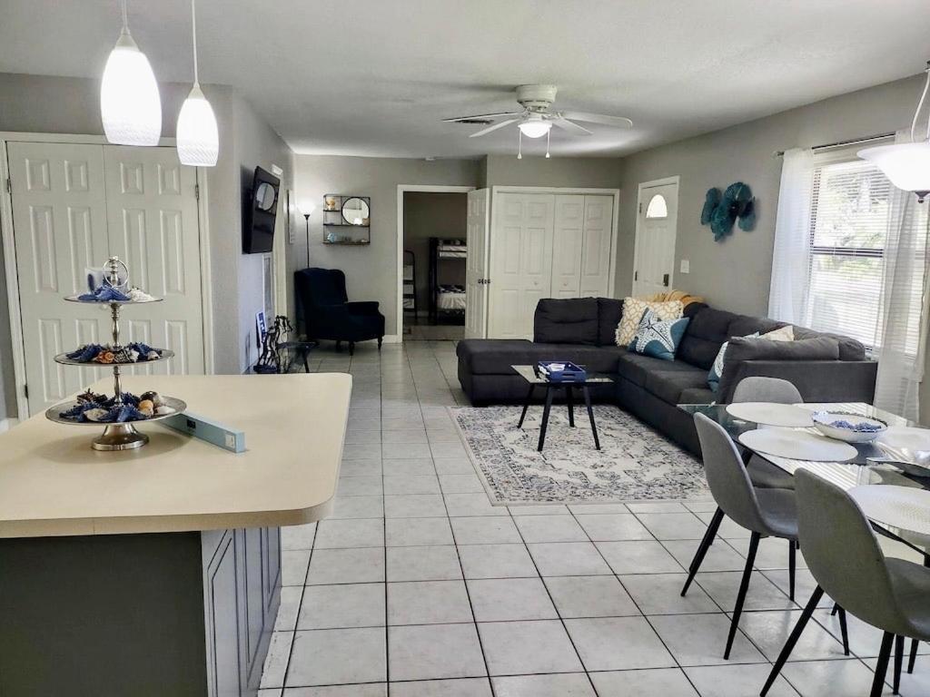 Sunshine Acre 2b 2b King Master Suite, Big Yard Holiday home Davie